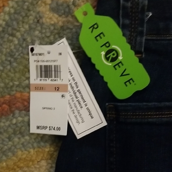 Democracy Dark Denim Capris - Picture 4 of 4